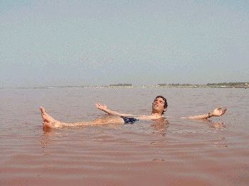 Passage au Lac Rose, très salé, pour flotter un peu 16. Le Lac Rose