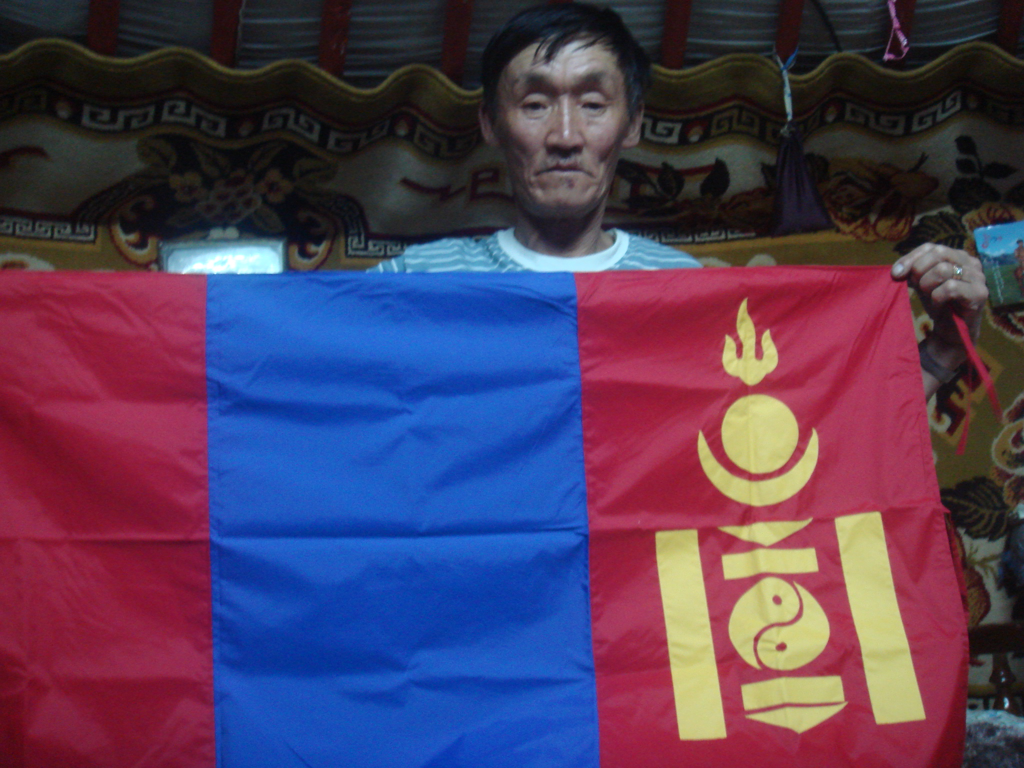 un de mes hôtes avec un drapeau de la Mongolie