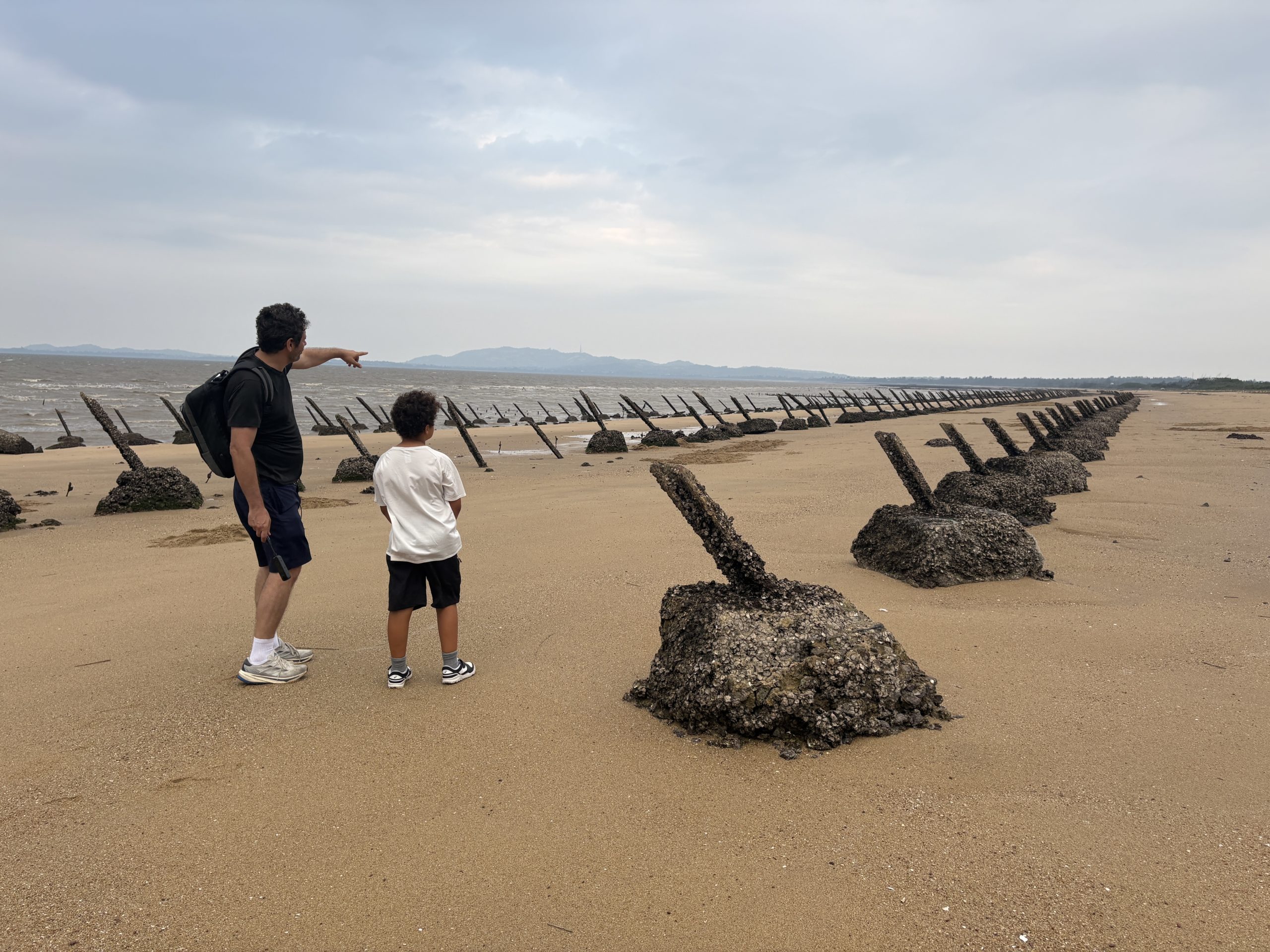 Ludovic Hubler et son fils Sebastian à Kinmen, face aux côtes chinoises